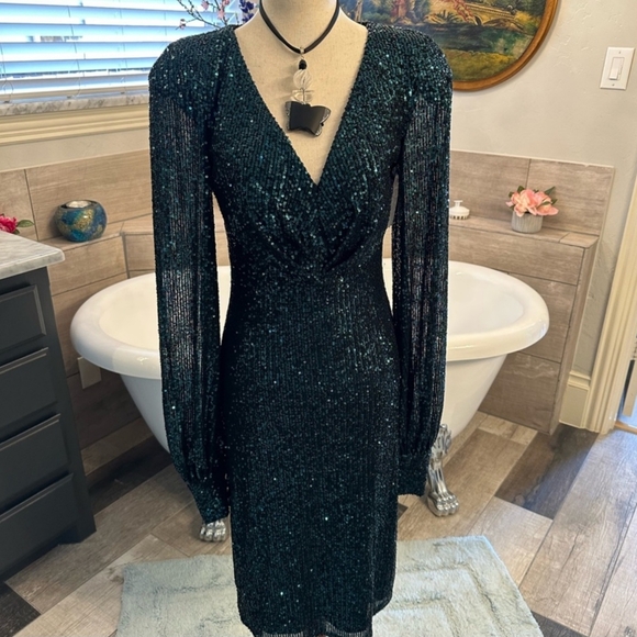 NWT leena Mac Duggal Emerald Sequin Green Dress With Long Sleeves Gold Buttons 6 - Picture 5 of 10